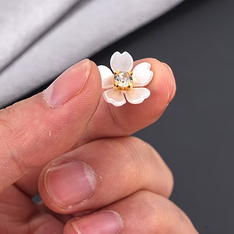 50個のエレガントな白と金色のプラスチック製の花、まばゆい装 - Jewelry Making For Adults のレビューと価格