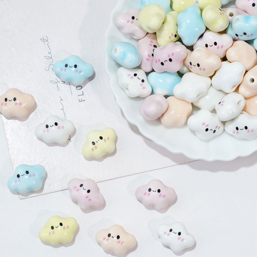 10 個のカラフルなぽっちゃり笑顔の雲白セラミックビーズ D - Jewelry Making Event のレビューと価格